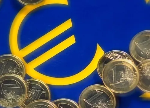 monete dell'euro distribuite su una bandiera con il simbolo dell'euro e i colori dell'Europa