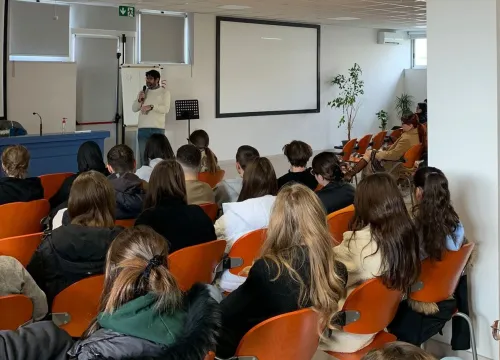 Marco Zullo che parla ad una classe di studenti delle superiori